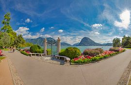 Das berühmte Tor im Parco Ciani namens Cancello sul Lago di Lugano mit Blick auf den Monte San Salva von Rene van der Meer