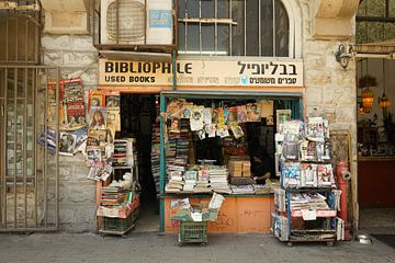 Boekhandel. Straatfotografie Tel Aviv. Israël. van Alie Ekkelenkamp