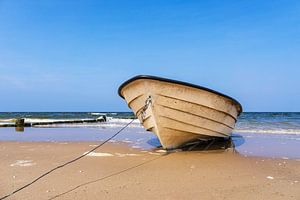 Fischerboot und Buhne am Strand von Bansin auf der Insel Usedom