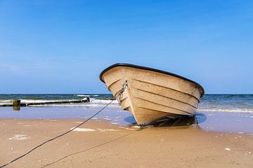 Vissersboot en krib op het strand van Bansin op het eiland Usedom van Rico Ködder