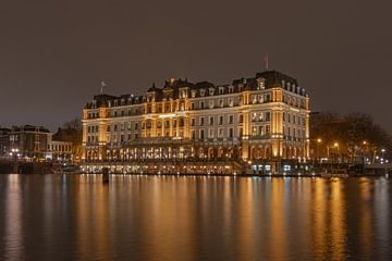 Amstel Hotel by Night van Klaas Doting