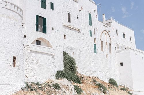 Wit gebouw in Ostuni