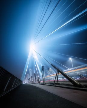 Rotterdamer Erasmusbrücke im Nebel 4:3 von Niels Dam