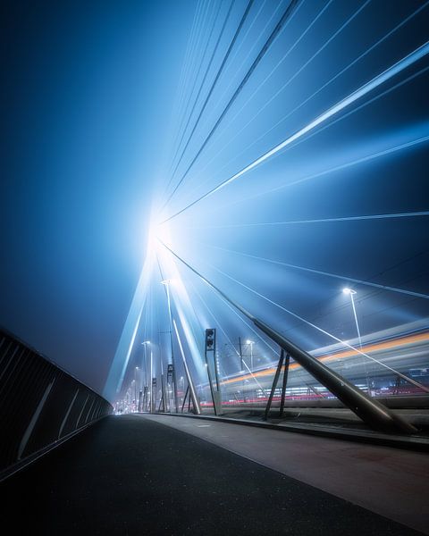 Le pont Erasmus de Rotterdam dans le brouillard 4:3 par Niels Dam