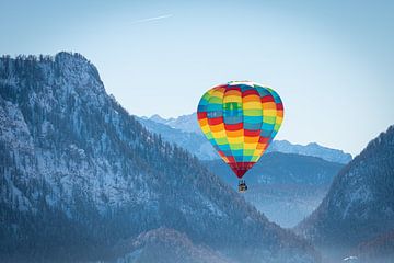 Heteluchtballonnen sieren de lucht boven een besneeuwd Inzell in Duitsland van Stefan Verkerk fotografie