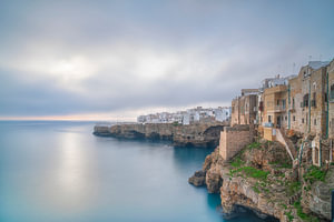 Polignano a Mare – Malerischer Blick von den Klippen am Morgen, Italien