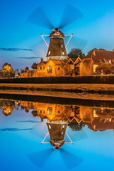 Molen, de Valk Montfoort tijdens blue hour. van Renzo Gerritsen