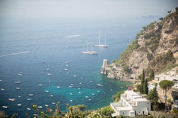 Boten in de haven in de Amalfikust in Italië van Esther esbes - kleurrijke reisfotografie
