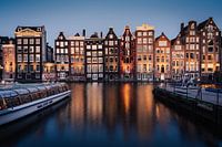 Grachtenpanden aan de Damrak te Amsterdam tijdens het blauwe uur