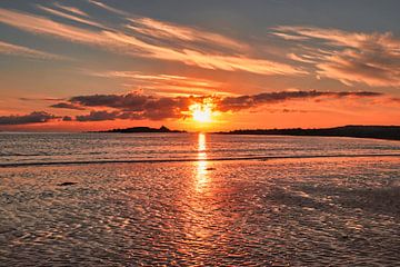 Romantische zonsondergang aan zee van Connie de Graaf