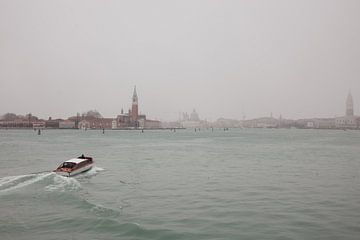 Groot water voor de oude stad van Venetie, Italie met sneeuw van Joost Adriaanse