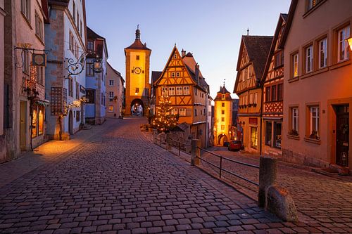Weihnachtszeit am Plönlein – Rothenburg  ob der Tauber leuchtet. von Jiri Viehmann
