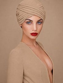 Braune, elegante Frau von PixelPrestige