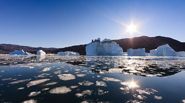 IJsbergen in Røde Ø, Scoresby Sund, Groenland van Henk Meijer Photography
