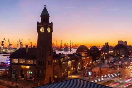 St.-Pauli-Landungsbrücken bei Abenddämmerung, Hamburg, Deutsch
