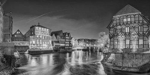 Oude binnenstad van Lüneburg in Nedersaksen in zwart-wit