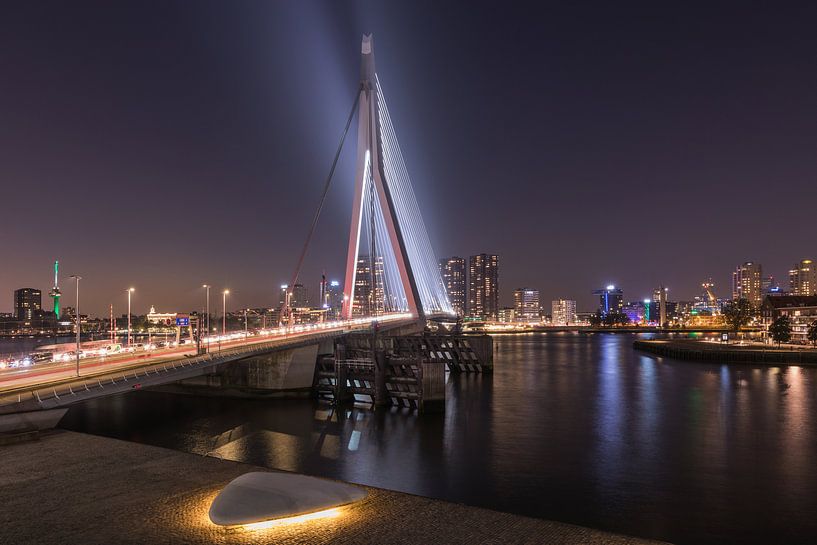 Die Erasmusbrücke in Rotterdam während der blauen Stunde von MS Fotografie | Marc van der Stelt