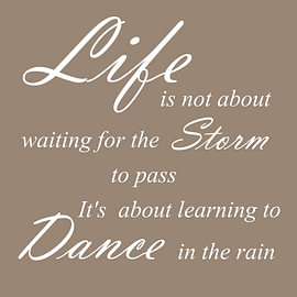 Dance in the Rain – Inspirerende Quote in Taupe van Sandra Hazes