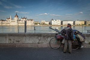 Obdachloser an der Donau von Julian Buijzen