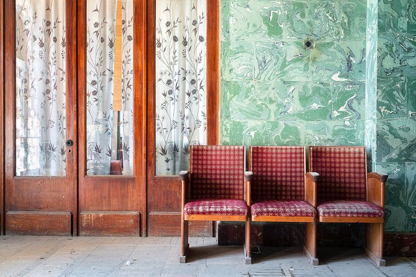 Chaises dans un théâtre abandonné. par Roman Robroek - Photos de bâtiments abandonnés
