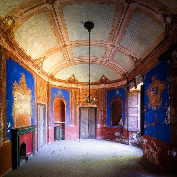 Verlassene Villa mit blauem Zimmer. von Roman Robroek – Fotos verlassener Gebäude