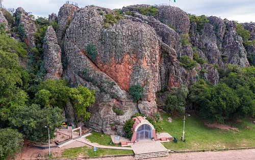 Cordillère à Tobati avec la chapelle de la Vierge du Chemin (Capilla Virgen del Camino) au Paraguay