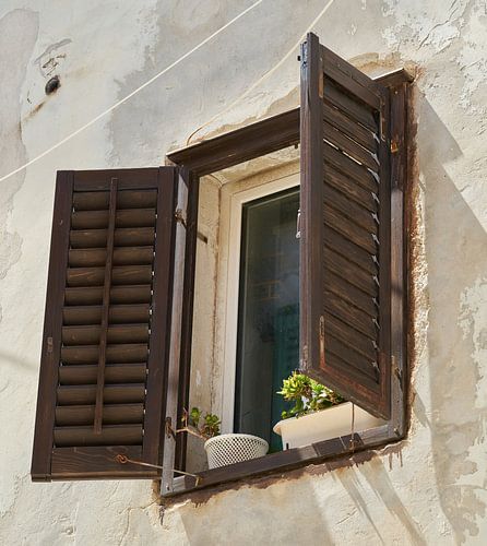 Fenêtre dans la vieille ville de Rab