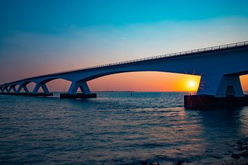 De Zeelandbrug, Zeeland (Nederland) bij zonsopkomst.