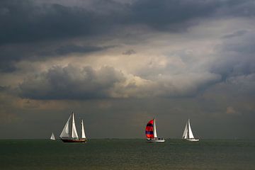 Zeilschepen op het IJsselmeer. van Alice Berkien-van Mil