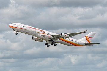 Start des Airbus A340-300 von Surinam Airways. von Jaap van den Berg