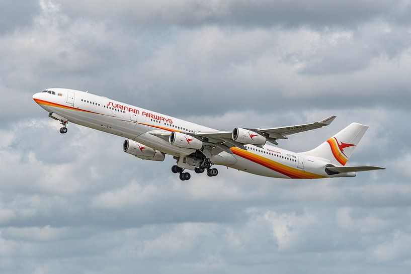 Start des Airbus A340-300 von Surinam Airways. von Jaap van den Berg