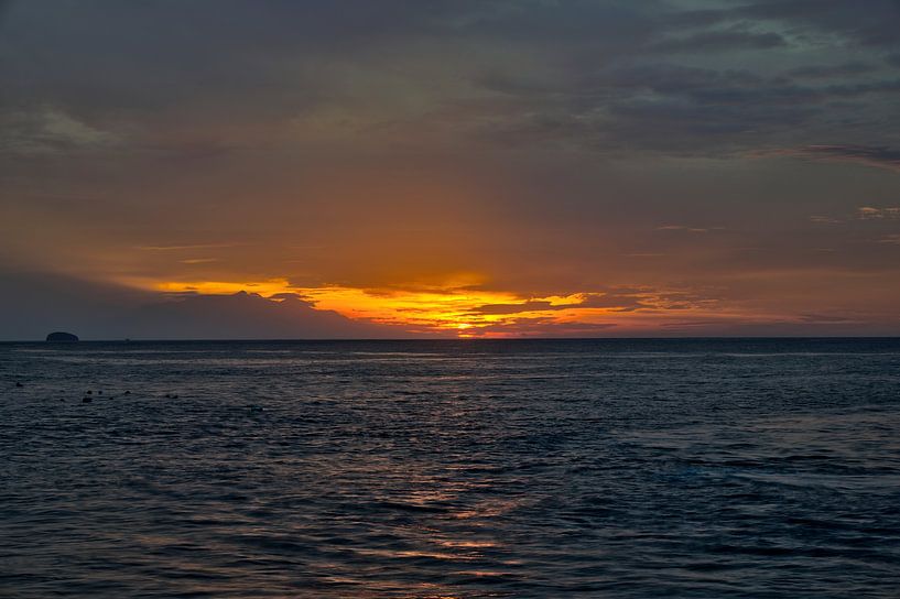 Tranquillité matinale sur l'océan Indien - Lever de soleil sur le port de Kusamba par Roith Fotografie
