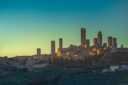 De middeleeuwse torens van San Gimignano bij zonsondergang