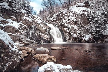 Photo d'hiver de la cascade du Bayehon, Wallonie, Belgique sur Daan Duvillier | Dsquared Photography