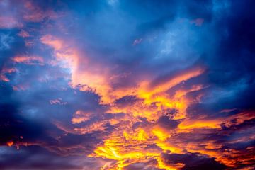 Himmel mit Wolken bei Sonnenuntergang von Dieter Walther