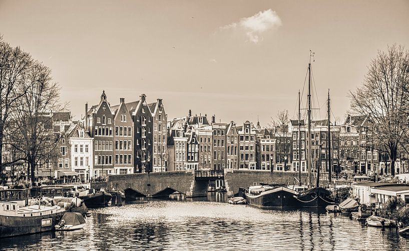 Grachtenpanden in het centrum van Amsterdam, zwart wit van Rietje Bulthuis