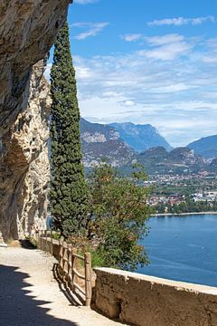 Uitzicht op Riva del Garda vanaf de Ponale weg van t.ART
