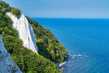 Vue sur le Koenigsstuhl depuis le point de vue de Victoria sur les falaises de craie de la mer Baltique. sur Andreas Völkel