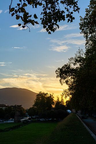 Zonsondergang over de stad Lucca, Toscane