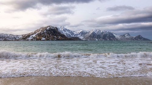 Magnifique paysage hivernal à la plage de Haukland, dans les Lofoten, en Norvège