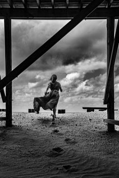 Cours, femme, cours sur cette plage sur Corine de Ruiter