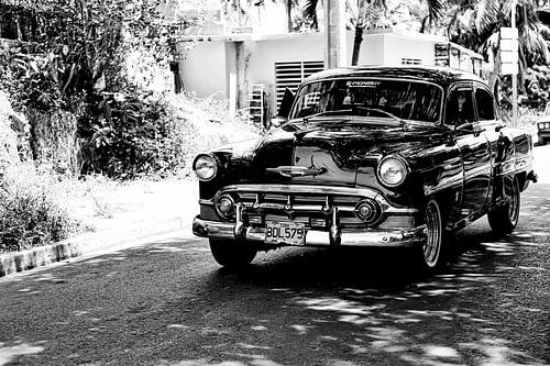 Cubaanse auto met kenteken BDL 575 in het straatbeeld (zwart wit)