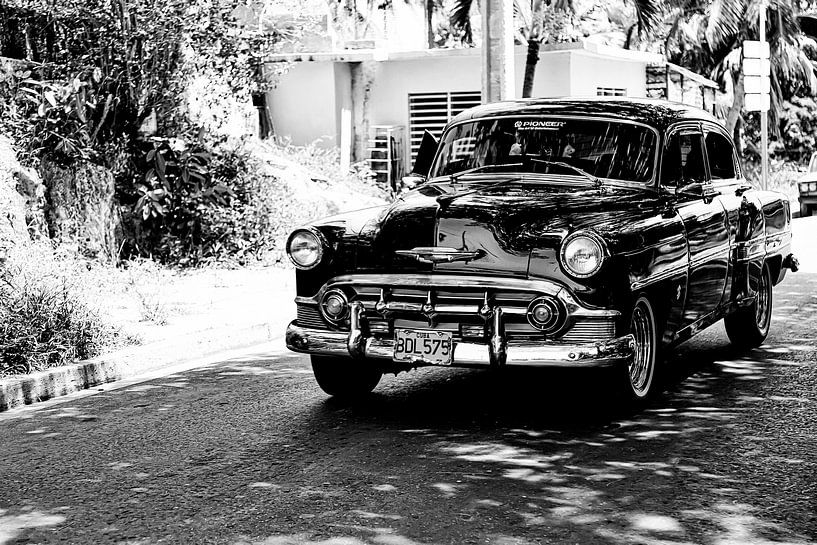 Cubaanse auto met kenteken BDL 575 in het straatbeeld (zwart wit) van 2BHAPPY4EVER.com photography & digital art