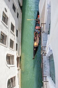 Gondelfahrt auf einem kleinen Kanal in Venedig