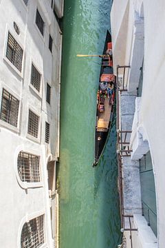 Gondelvaart op een klein kanaal in Venetië van t.ART