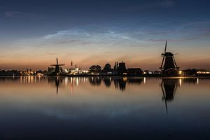 Nuages lumineux de nuit au-dessus de Zaanse Schans