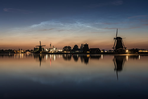 Lichtende nachtwolken boven de Zaanse Schans