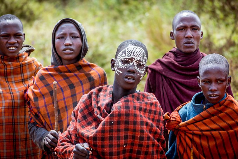 Masai volk in de Serengeti van Julian Buijzen