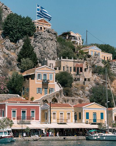 Symi met griekse vlag