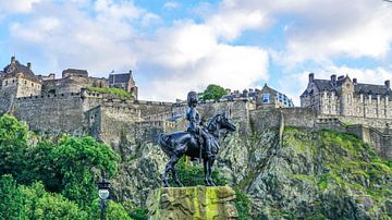 Blik op Edinburgh Castle in Edinburg, Schotland van Arjan Schalken